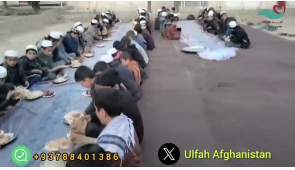 الفه افغانستان موسسې تېر کال د مدرسې د یتیمو طالبانو لپاره روژه ماتی برابر کړی و!